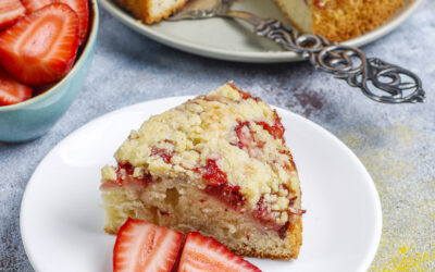 Strawberry crunch cake